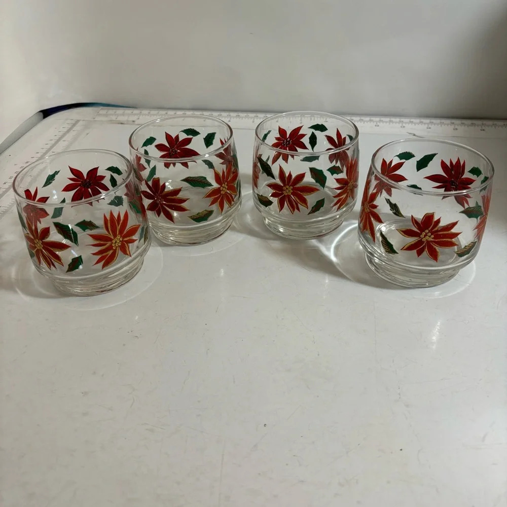 Vintage Christmas holiday pointsetta small short tumbler glasses set of four‎